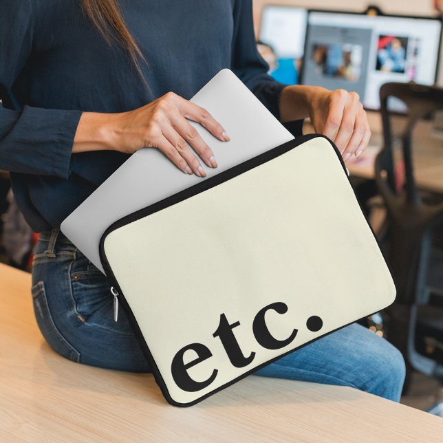 enz. Schone Eenvoudige Beige & Zwart Vette Typogra Laptop Sleeve (Creator heeft geüpload)