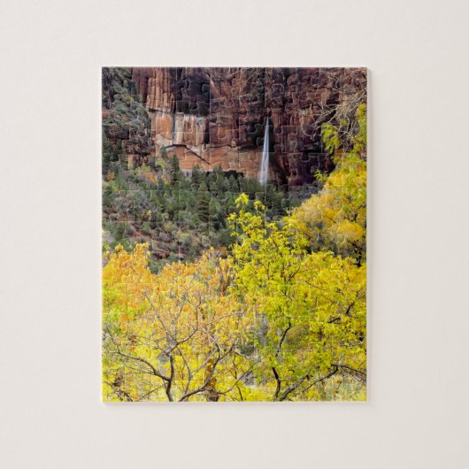 Ephemeral waterfall pours out-out in cliff legpuzzel (Verticaal)