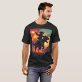 Epic Cowboy Cat Riding Dinosaur | Fantasy Sci-Fi T-shirt (Voorkant volledig)