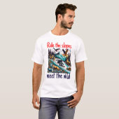 Epic Snowboarding Adventure Wildlife Scene T-shirt (Voorkant volledig)