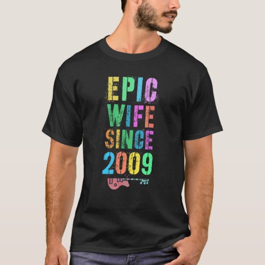 Epic Wife sinds 2009 tot 13de Jubileum T-shirt (Voorkant)