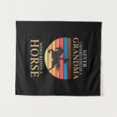 Equestrian Gift | Nooit een oma onderschatten Wandkleed (Voorkant (horizontaal))