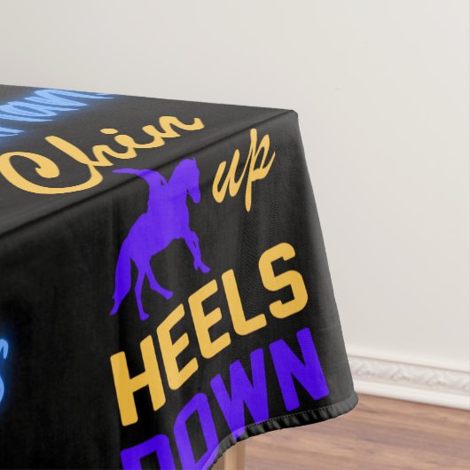 Equestriërs kantelen op blauw geel tafelkleed (Voorbeeld)