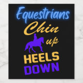Equestriërs kantelen op blauw geel wijn etiket (Enkel label)