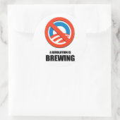 Er broeit een revolutie ronde sticker (Tas)