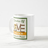 Er groeit een liefdestuin in een oma's hartstikke  koffiemok (Voorkant links)