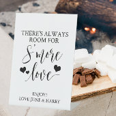 Er is altijd ruimte voor meer liefdesbruiloft. reclamebord met voetstuk
