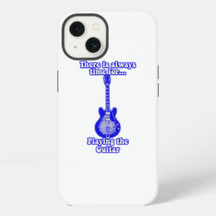 Er is altijd tijd om gitaar te spelen. blauw iPhone 13 hoesje