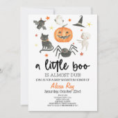 Er is bijna een kleine boe. Baby shower Halloween Kaart (Voorkant)