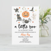 Er is bijna een kleine boe. Baby shower Halloween Kaart (Staand voorkant)