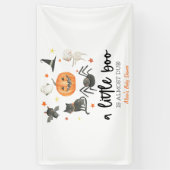 Er is bijna een kleine boe. Baby shower Halloween Spandoek (Verticaal)