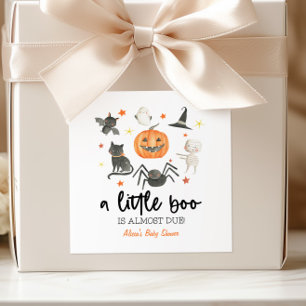 Er is bijna een kleine boe. Baby shower Halloween Vierkante Sticker