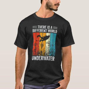 Er is een andere wereld onder water duiken t-shirt