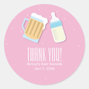 Er Is Een Baby Brouwende Bier Mokken Roze Shower F Ronde Sticker