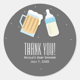 Er Is Een Baby Brouwende Bier Mokken Shower Favor Ronde Sticker