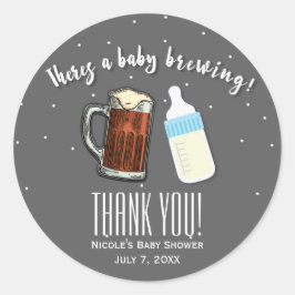 Er is een baby brouwende bierpullen baby shower fa ronde sticker