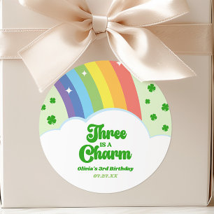 Er is een charme regenboog 3e verjaardagsfeest ronde sticker