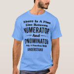 Er is een fijne lijn tussen teller en Denomin T-shirt<br><div class="desc">There is A Fine Line Between Numerator And Denominator Only A Fraction Will Understand TShi 2 .Check out our Math t shirts selection for the very best in single or custom,  handmade pieces from our clothing shops.</div>