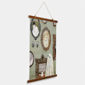 Er is een geest in de portrettengalerij hangend wandkleed (Gebogen)