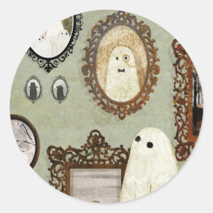 Er is een geest in de portrettengalerij ronde sticker