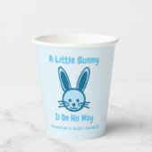 Er is een kleine bunny op weg. papieren bekers (Voorkant)