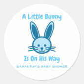 Er is een kleine bunny op weg. ronde sticker (Voorkant)