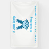Er is een kleine bunny op weg. spandoek (Verticaal)