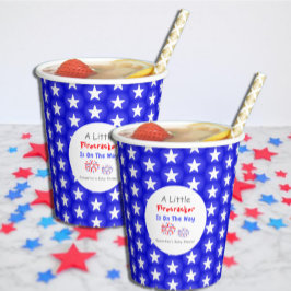 Er is een kleine vuurwerker onderweg papieren bekers