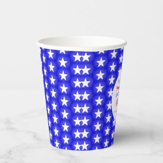 Er is een kleine vuurwerker onderweg papieren bekers (Rechts)