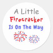 Er is een kleine vuurwerker onderweg ronde sticker (Voorkant)