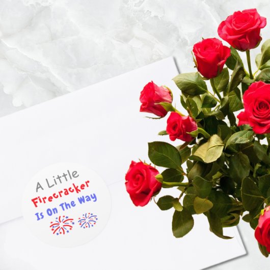 Er is een kleine vuurwerker onderweg ronde sticker