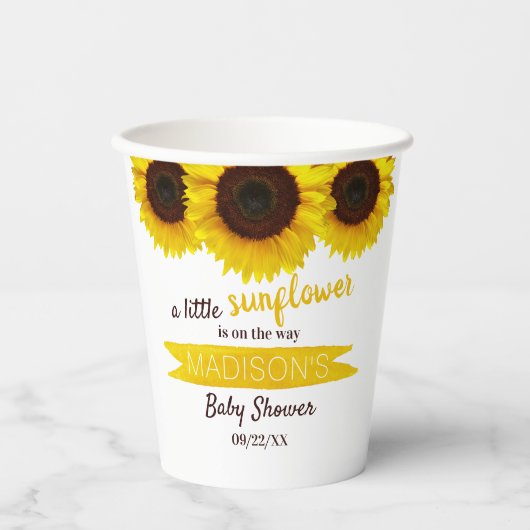 Er is een kleine zonnebloem onderweg. Baby shower Papieren Bekers (Voorkant)