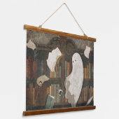 Er is een klopgeest in de bibliotheek hangend wandkleed (Gebogen)
