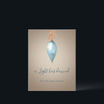 Er is een licht aangebroken | Blue Waterverf Chris Feestdagenkaart<br><div class="desc">Personaliseer deze kaart met jouw naam en aangepaste tekst voor een unieke originele kerstkerstkaart. Ik heb deze eenvoudige blauw-groene kerstbal met de hand geschilderd. De gouden botanische bladeren hangen een stijl vakantie ornament op gradient tan achtergrond. Een Christelijk Bijbelvers in Matteüs, dat verwijst naar de Verlosser Jezus Christus, zegt: "Een...</div>