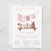 Er is een meisje onderweg! Clothesline-Baby shower Kaart (Voorkant)
