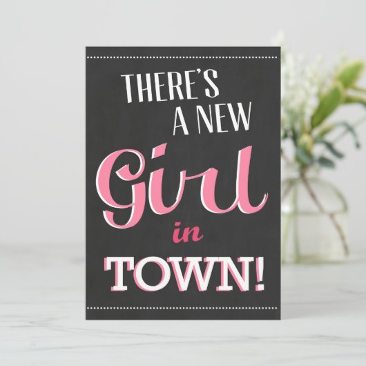 Er is een nieuw meisje in het Baby shower uitgenod Kaart (Staand voorkant)