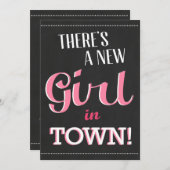 Er is een nieuw meisje in het Baby shower uitgenod Kaart (Voorkant / Achterkant)