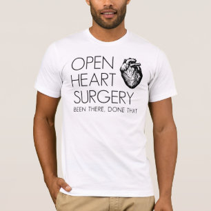 Er is een open hartchirurgie uitgevoerd die t-shirt