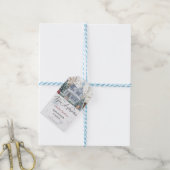 Er is een uitnodiging voor het Village Baby shower Cadeaulabel (Met Touw)