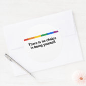 Er is geen keuze om jezelf te zijn ronde sticker (Envelop)