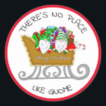 Er is geen plek zoals Gnome, Christmas Classic R Ronde Sticker<br><div class="desc">Met de hand getrokken feestelijke feestelijke gnomen,  kerstkaartjes of loten-stickers.</div>