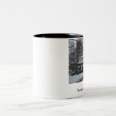 Er is geen thuis. tweekleurige koffiemok (Center)