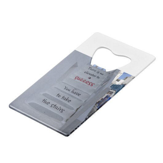 Er is geen Verhoging aan Succes Creditkaart Flessenopener (Voorkant Gekanteld)