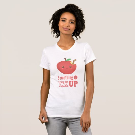 Er is iets dat me opeet, Apple met Worm T-shirt (Voorkant volledig)