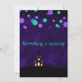 Er is iets in het uitnodigen van Halloween Party Kaart (Voorkant)