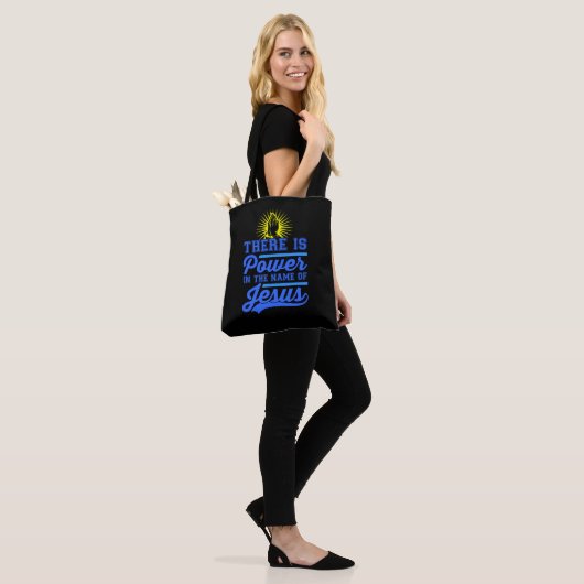 Er is macht in de naam Jezus Tote Bag (Op model)