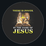 Er is macht in naam van Jesus Lion Christelijk Ronde Sticker<br><div class="desc">Dit is een geweldig cadeau voor je familie,  vrienden die van Jezus houden. Zij zullen dit cadeau graag van u ontvangen tijdens het vakantieseizoen of enige andere dag.</div>