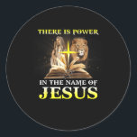 Er is macht in naam van Jesus Lion Christelijk Ronde Sticker<br><div class="desc">Dit is een geweldig cadeau voor je familie,  vrienden die van Jezus houden. Zij zullen dit cadeau graag van u ontvangen tijdens het vakantieseizoen of enige andere dag.</div>