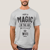 Er is Magie in de lucht en het heet Wifi T-shirt (Voorkant)