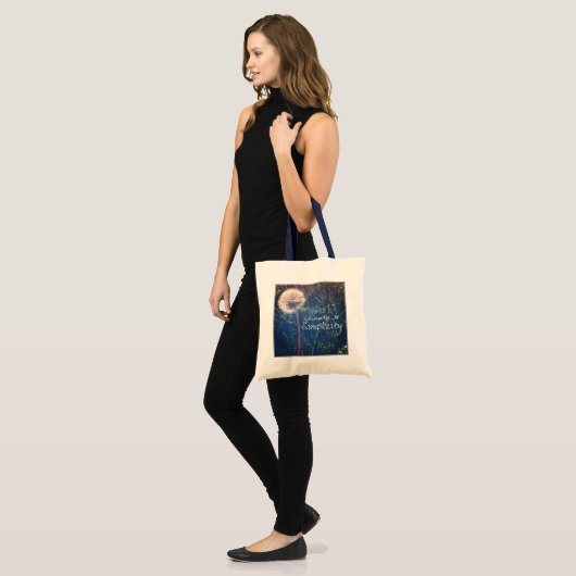 Er is schoonheid in eenvoud tote bag (Voorkant (model))